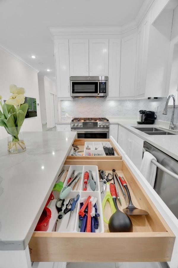 Casa de férias Family-friendly, 3 Bed House - Private Backyard-central Location